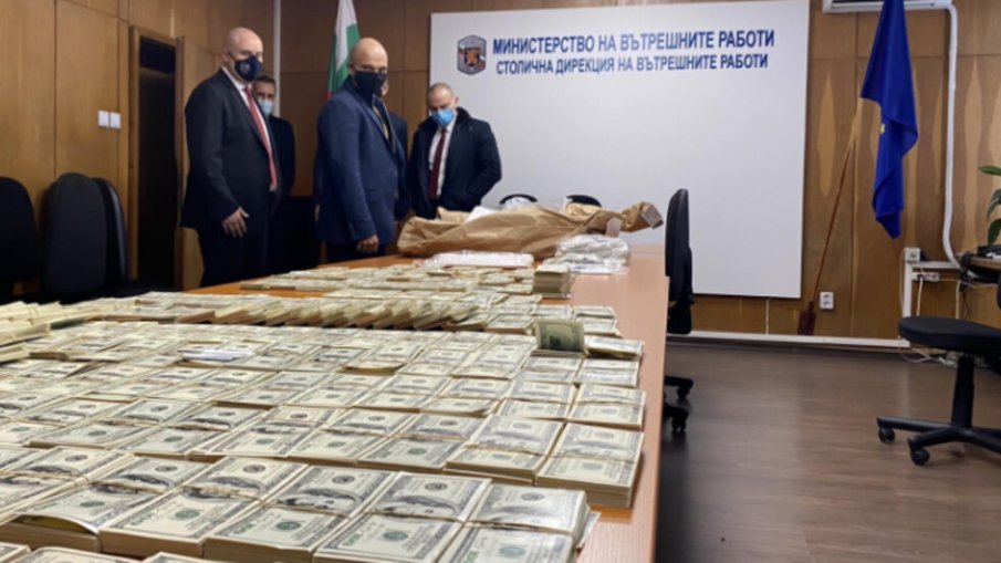 Съдът решава да остави ли в ареста задържаните при акцията срещу печатарите на фалшиви пари