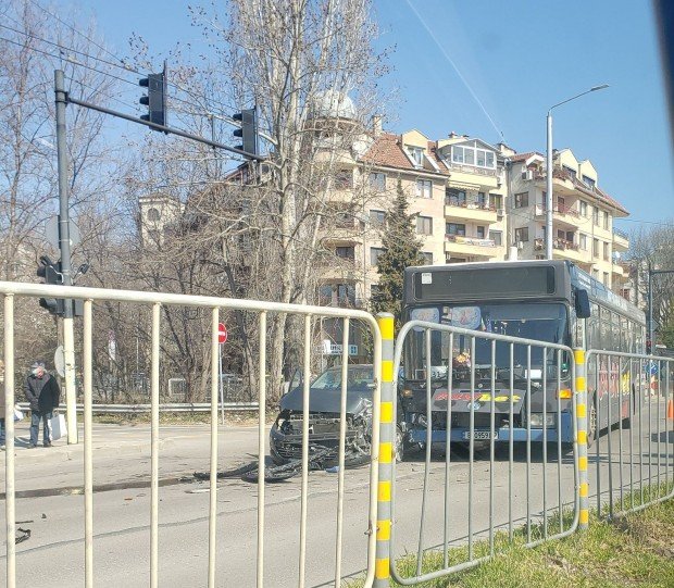 Рейс мина на червено във Варна и сътвори голямо меле