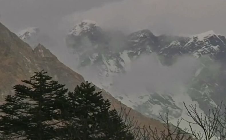 Първата група алпинисти за този сезон пристигна на Еверест