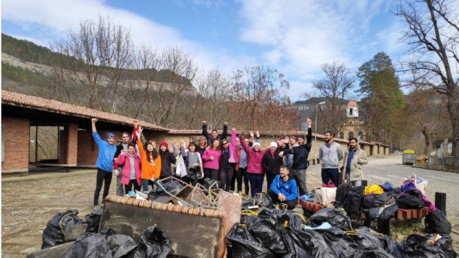Във Велико Търново изринаха стари мебели, перални и гуми
