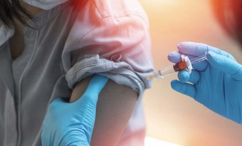 Властите в допълнително ще съкратят срока ваксинираните срещу коронавирус да