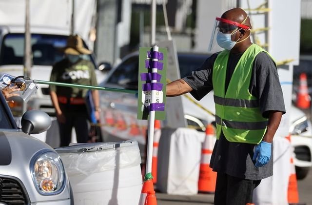 САЩ обмислят намаляване на препоръчителната COVID дистанция