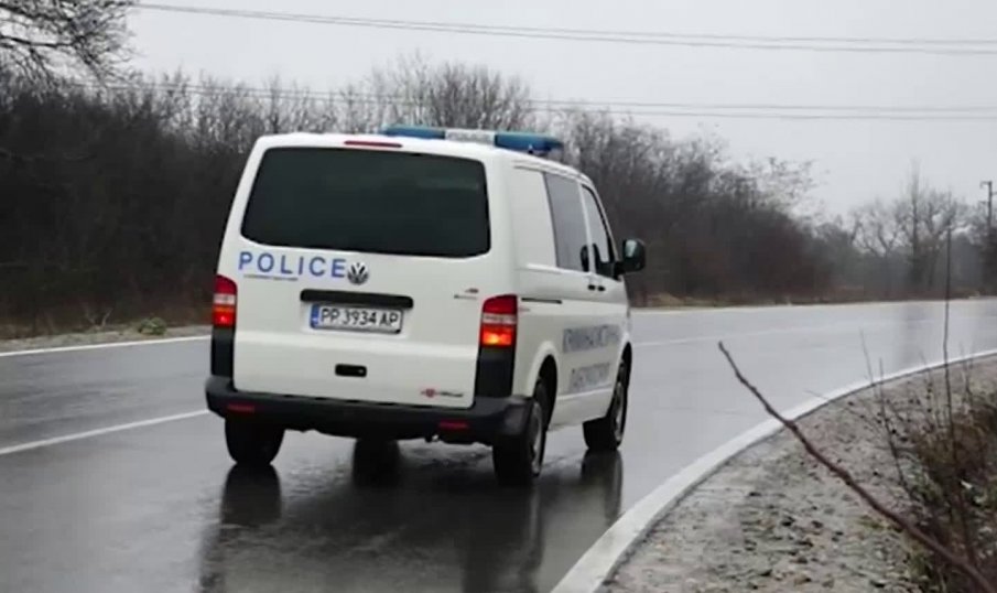 До 10 години затвор за бащата и сина, свили пътни знаци край Разград