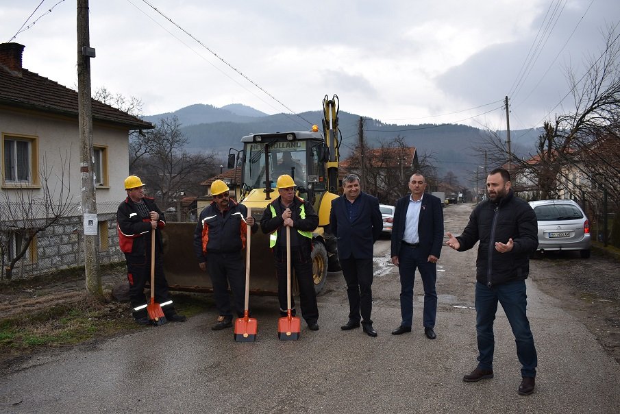 Росица Кирова и Александър Матеев присъстваха на първата копка на реконструкцията на водопроводната мрежа в Чупрене( СНИМКИ)