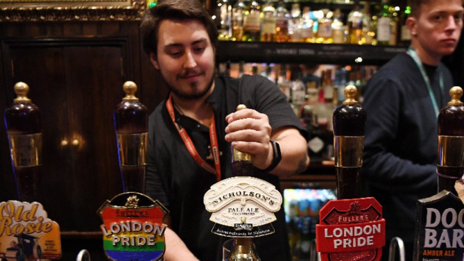 Истерия на Острова - британците резервират места, очаквайки отварянето на любимите пъбове