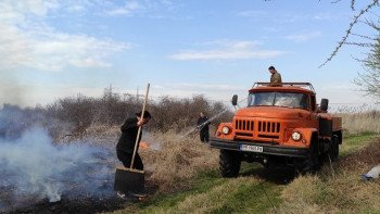 ОТ ПОСЛЕДНИТЕ МИНУТИ: Огън лумна в лозята край Марково, гасят пожарникари и опълченци