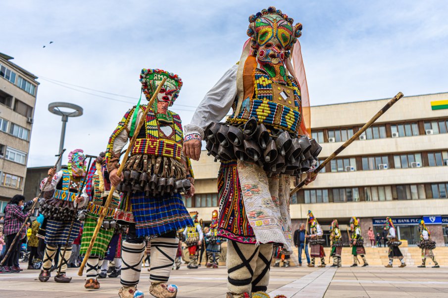 Ето къде тръгна кукерско шествие (СНИМКИ)