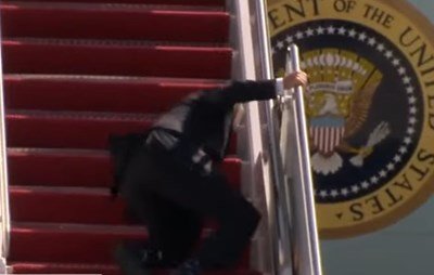 Какво става с Джо Байдън? Президентът на САЩ се спъна на няколко пъти на стълбите на самолета Еър форс уан (ВИДЕО)