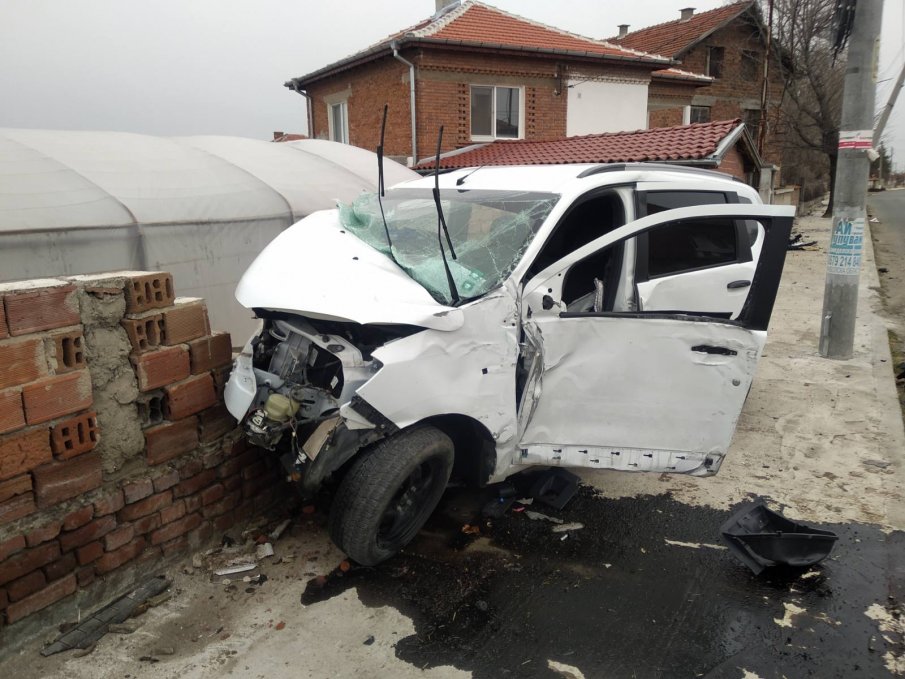 Кола се вряза в ограда на къща в Пловдивско