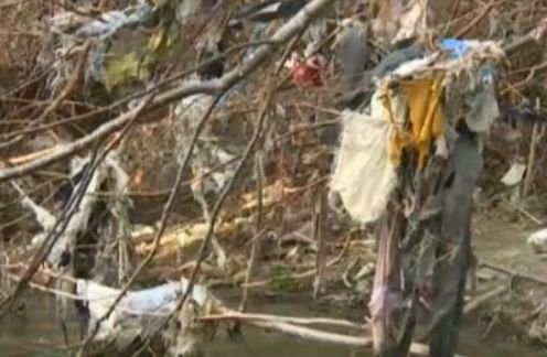 Тонове боклук плават по Места