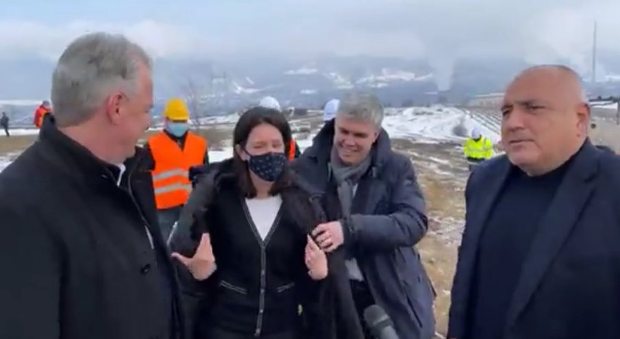 Борисов с жест към шефката на кабинета си - наметна я с палтото си (СНИМКА)