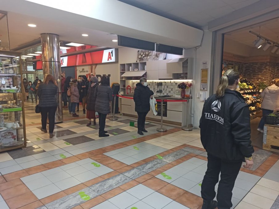 НАРОДЪТ ПОЩУРЯ: Огромни опашки се вият пред големите магазини в Бургас (СНИМКИ)