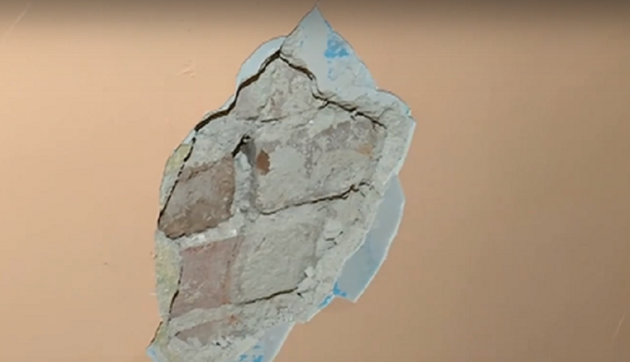 ГАВРА: Настаниха майка и децата й в мизерно общинско жилище