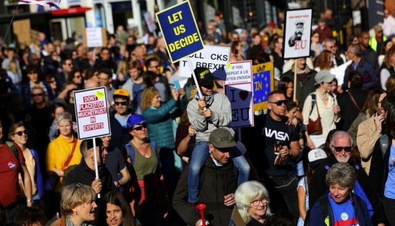 Десетки арести след протест срещу мерките заради коронавируса във Великобритания