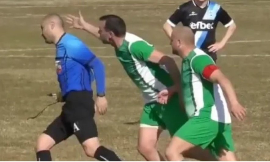 ПАК СЕ ПРОЧУХМЕ: Скай спортс показа как бивш играч на Ботев бие съдия (ВИДЕО)