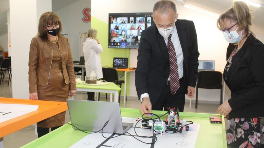 Образователния министър Вълчев пи кафе от робот, изработен от ученик