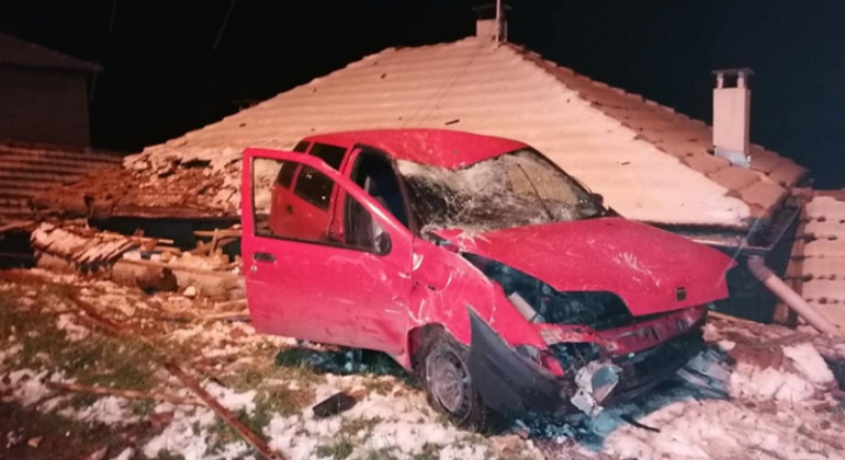 НА КОСЪМ ОТ ТРАГЕДИЯ: Кола прелетя през покрив и се приземи на друг