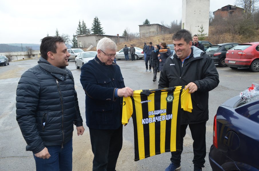 ГЕРБ -Перник подари нови екипи на футболистите от „Димитровец“