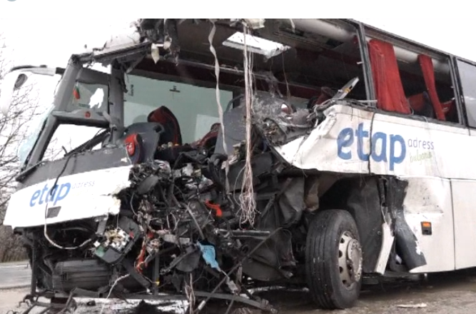Прокуратурата с горещи подробности за зверската катастрофа между автобус и камион, отнела 3 живота. Студентка се превърна в герой – разказ от първо лице