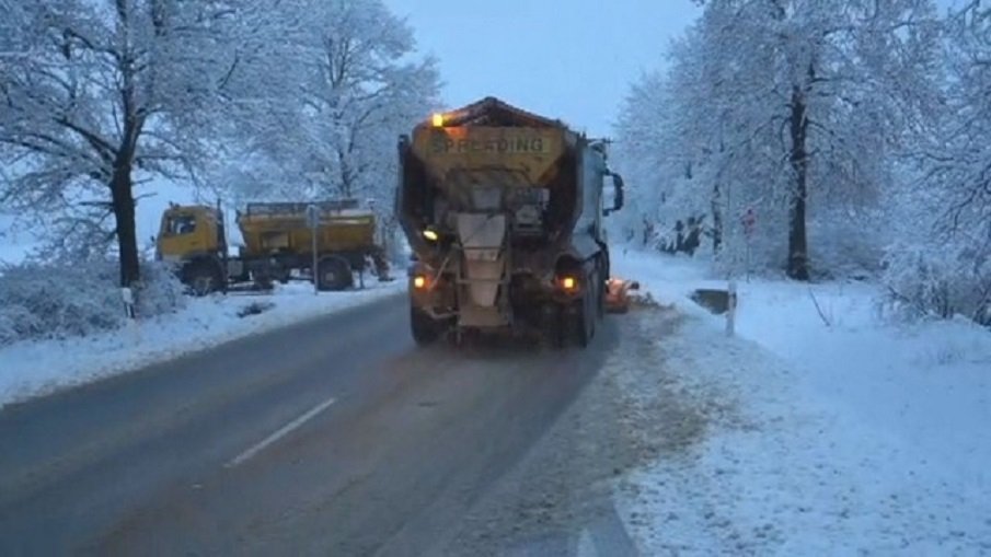 Микробус се преобърна на Е-79 заради снега