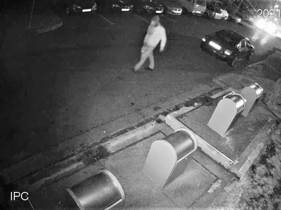 ВАНДАЛИЗЪМ: Този хулиган повреди 34 осветителни стълба в Бургас (ВИДЕО)