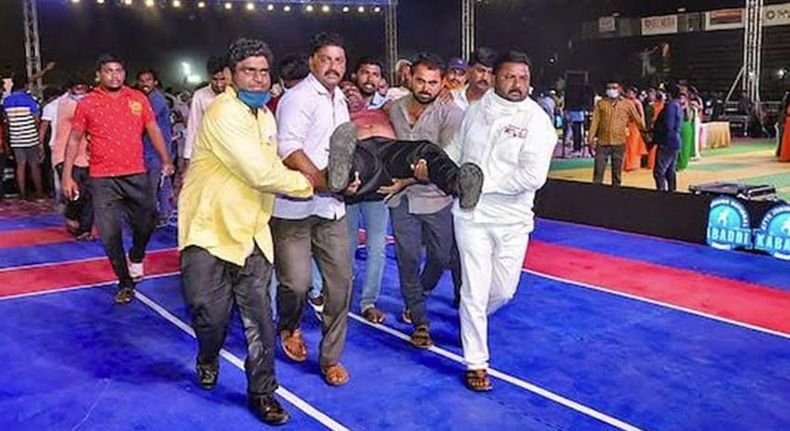 Най-малко 100 пострадали при срутване на дървена трибуна на стадион в Индия (ВИДЕО)