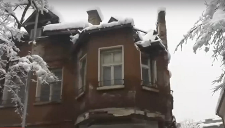 Снегът бутна покрива на стара къща във Враца