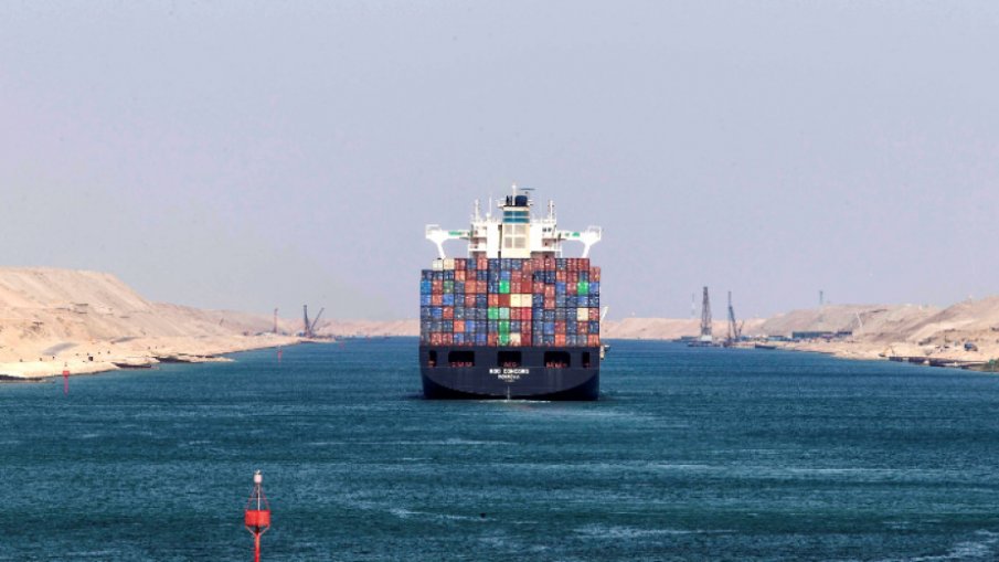 Суецкият канал постепенно се разчиства от задръстването