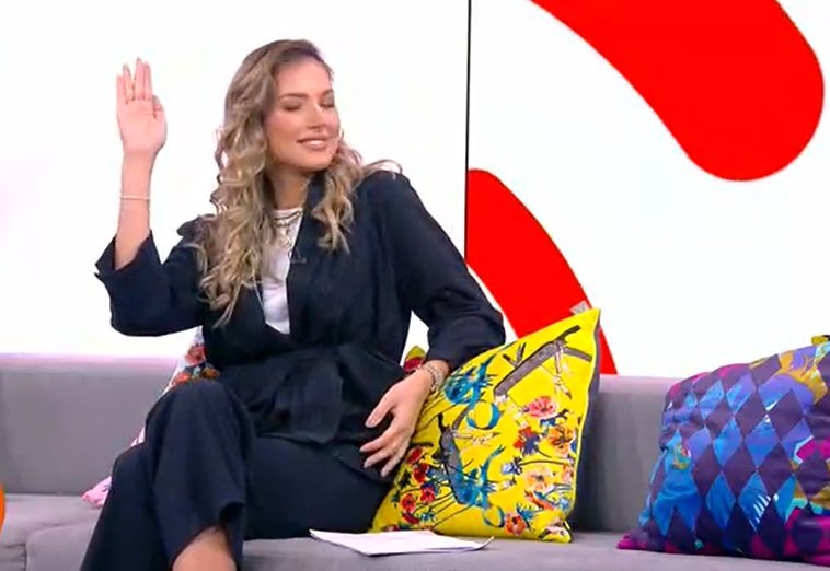 Алекс Петканова се хвали с новия апартамент пред Сашо Кадиев и Деси Стоянова