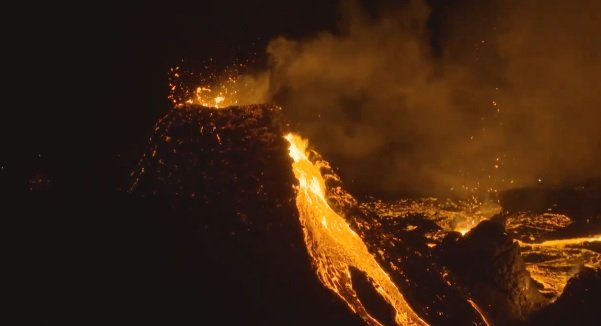 ЗРЕЛИЩНО ВИДЕО: Българин достигна изригващия в Исландия вулкан