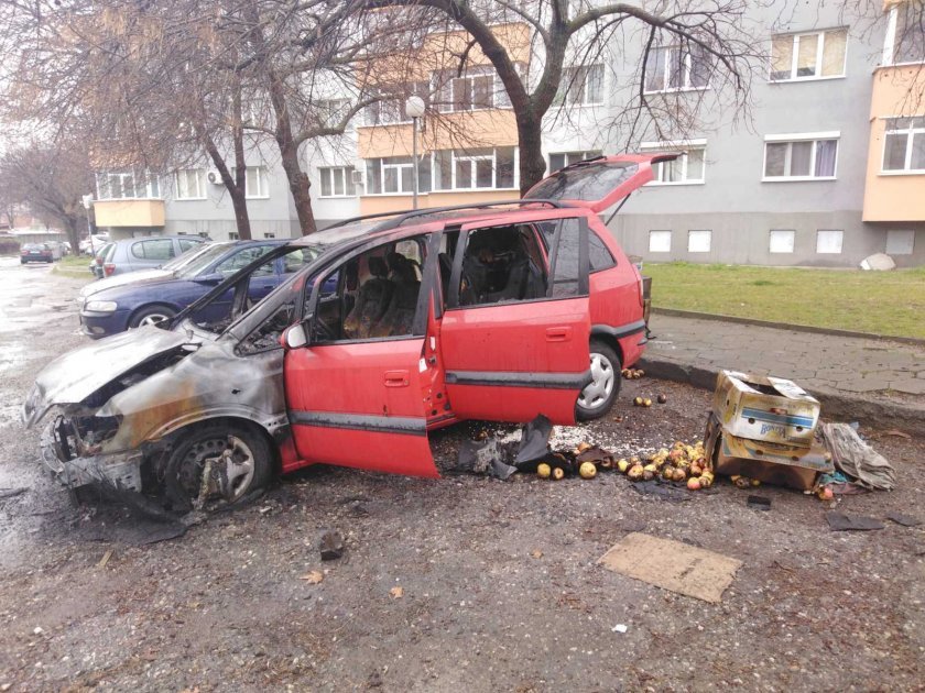 Кола горя в Благоевград, подозират умишлен палеж