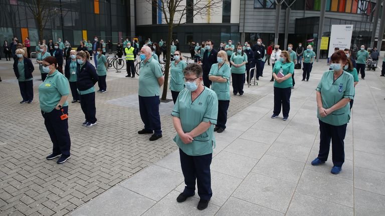 МИНУТА МЪЛЧАНИЕ: Британците отбелязаха година от карантината и почетоха 126-те хиляди жертви