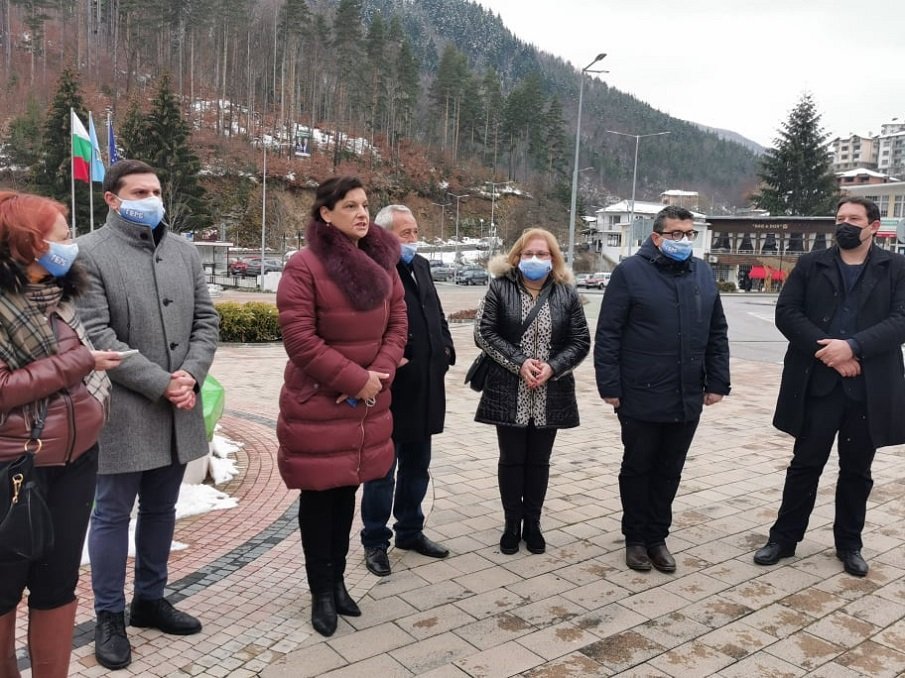 Д-р Даниела Дариткова към жители на Баните: България е на прав път, подкрепете ни, за да довършим започнатото (СНИМКИ)