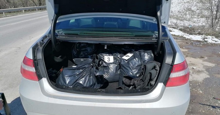 ПРИ РУТИННА ПРОВЕРКА: Мирис издаде пълна кола с тютюн