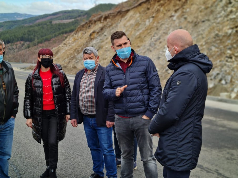Кандидат-депутатите от ГЕРБ направиха оглед на ремонта на пътя Дъбница - Вълкосел – Сатовча