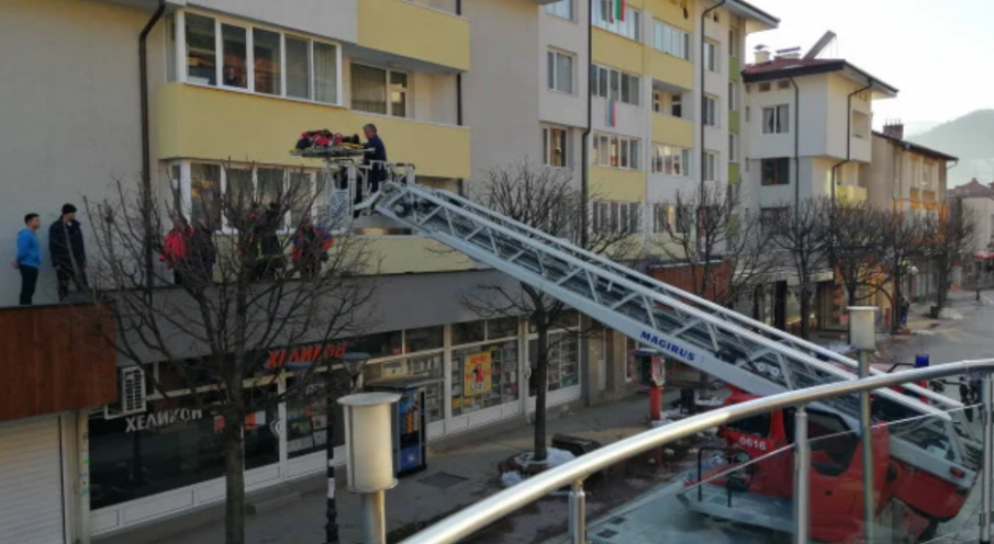 ОТ ПОСЛЕДНИТЕ МИНУТИ: Възрастен мъж полетя от трети етаж в центъра на Смолян