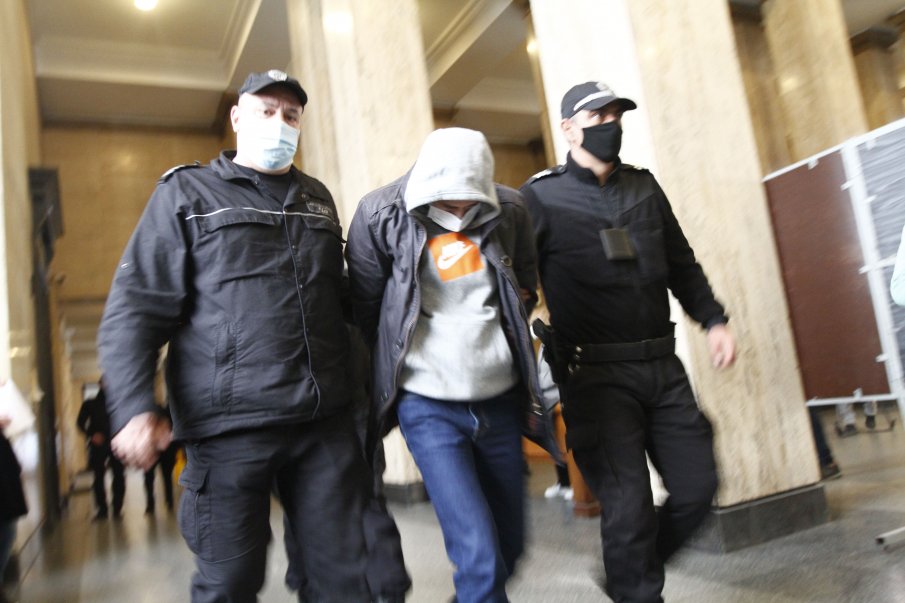 Четирима от обвинените в шпионаж за Русия остават в ареста, решават за последния в понеделник