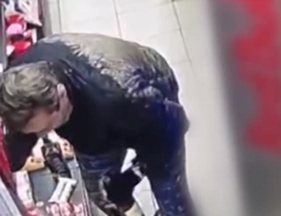 Пиян мъж задигна алкохол от магазин и се претрепа с триколка