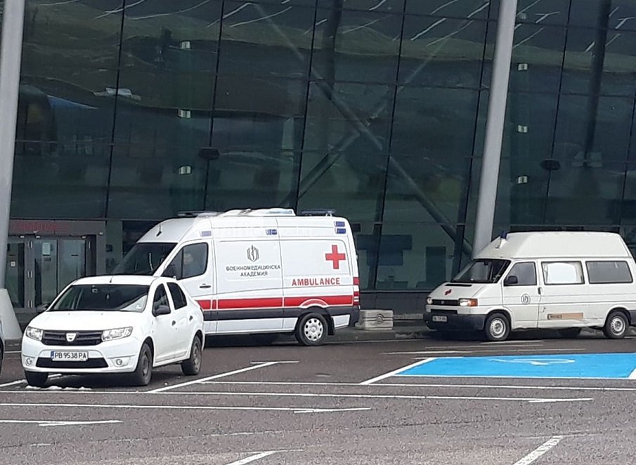 ИЗВЪНРЕДНО: Самолет с COVID болен кацна на летището в Крумово, хвърчат линейки (СНИМКИ)