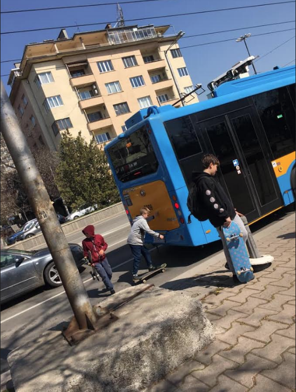 ОПАСНО: Деца със скейтове се возят, хванати за опашките на тролеи