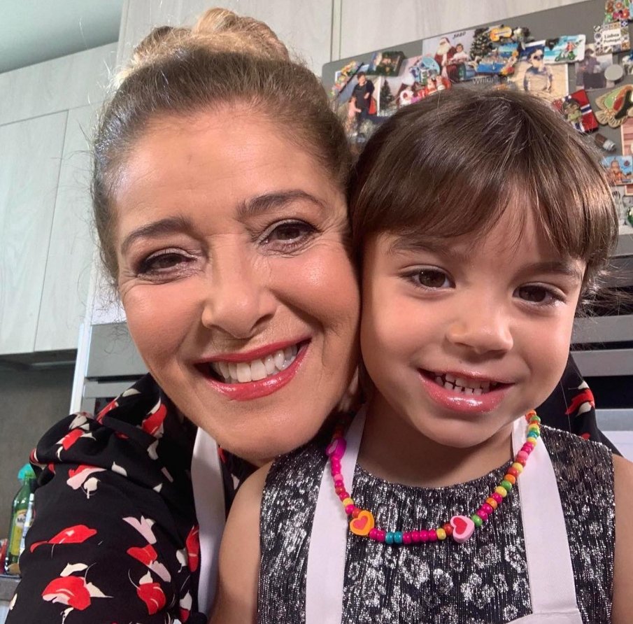 Внучката на Катето Евро нарисува Лолова (СНИМКА)