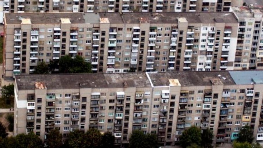 Опасен блок в Перник, живущите в патова ситуация