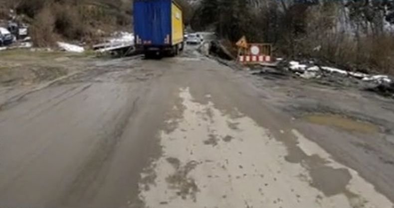 Разбит път между Своге и Бучин проход чака ремонт с години