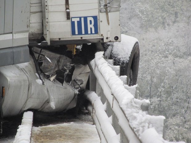 ТИР „увисна“ над пропаст в прохода Шипка