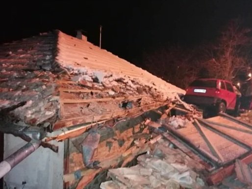 Къщата с приземилия си автомобил на покрива в Буковец се оказа на... футболен рефер