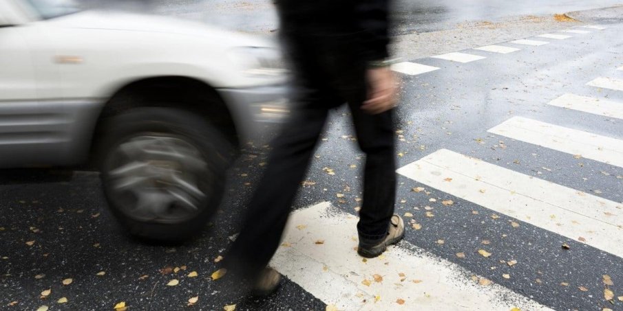 Кола блъсна много пиян пешеходец в Бургас
