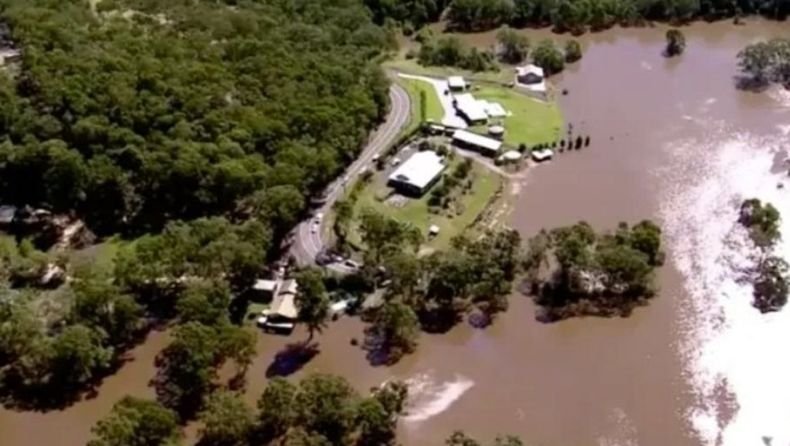 Австралиец разговаря 44 минути по телефона си, докато потъва с автомобила си