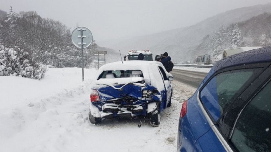 ОТ ПОСЛЕДНИТЕ МИНУТИ: Двама полицаи са ранени във верижната катастрофа на магистрала Хемус