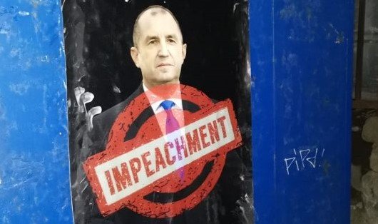 ИЗВЪНРЕДНО: Граждани с ударна акция срещу Румен Радев - София осъмна с негови плакати и призиви: Импийчмънт (ВИДЕО)