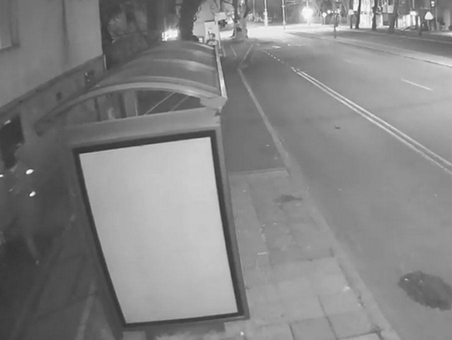 Виждали ли сте този бургаски гангстер? Издирват го за вандализъм (ВИДЕО)